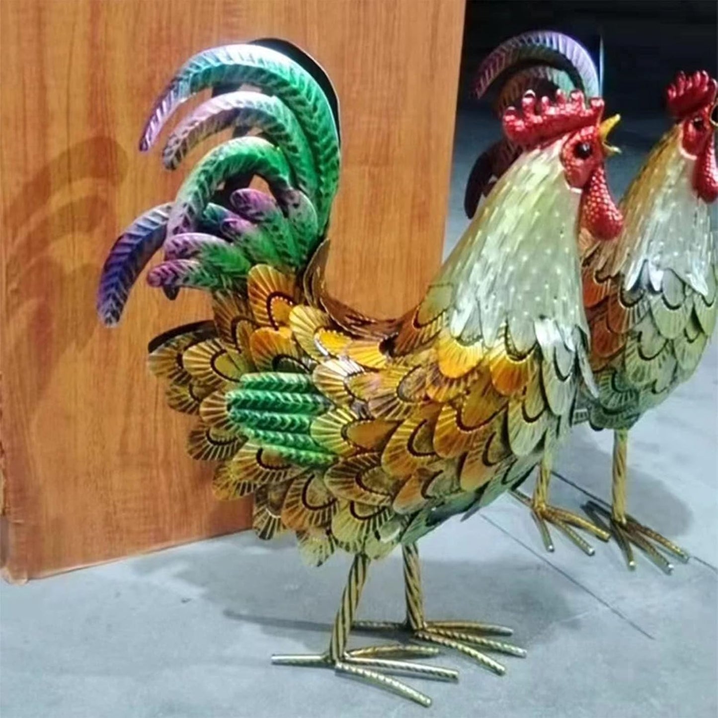 Metal Rooster Decor， Chicken Animal Yard Art Lawn Ornament Figurines Artwork for Outdoor, Patio,Backyard and Home Kitchen Decoration (Golden)