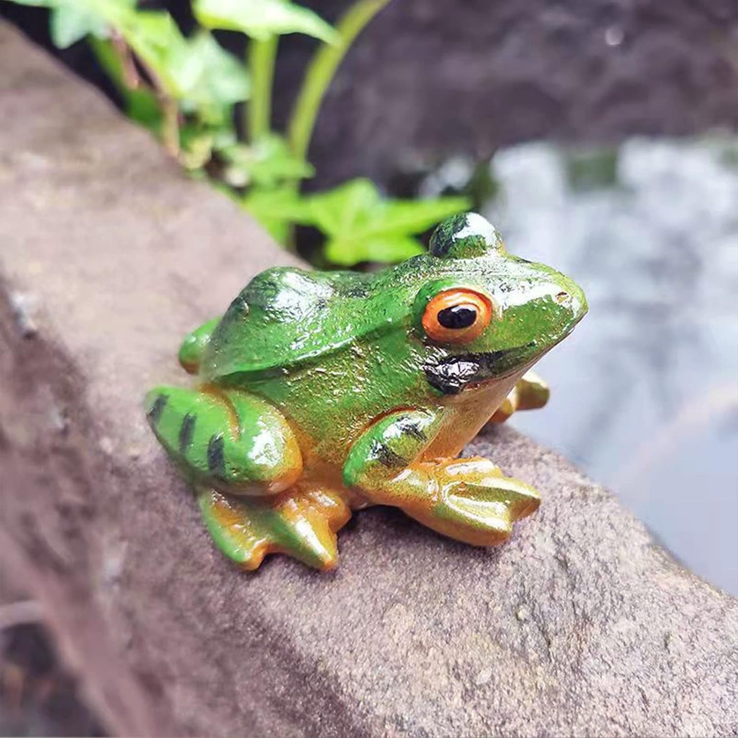 2 Pcs Frog Statues Miniature Simulation Small Animal Resin Sculpture Patio Lawn Yard Terrace Micro Landscape Fairy Garden Fish Tank Accessories Indoor and Outdoor Mini Decorative Ornaments (frog)