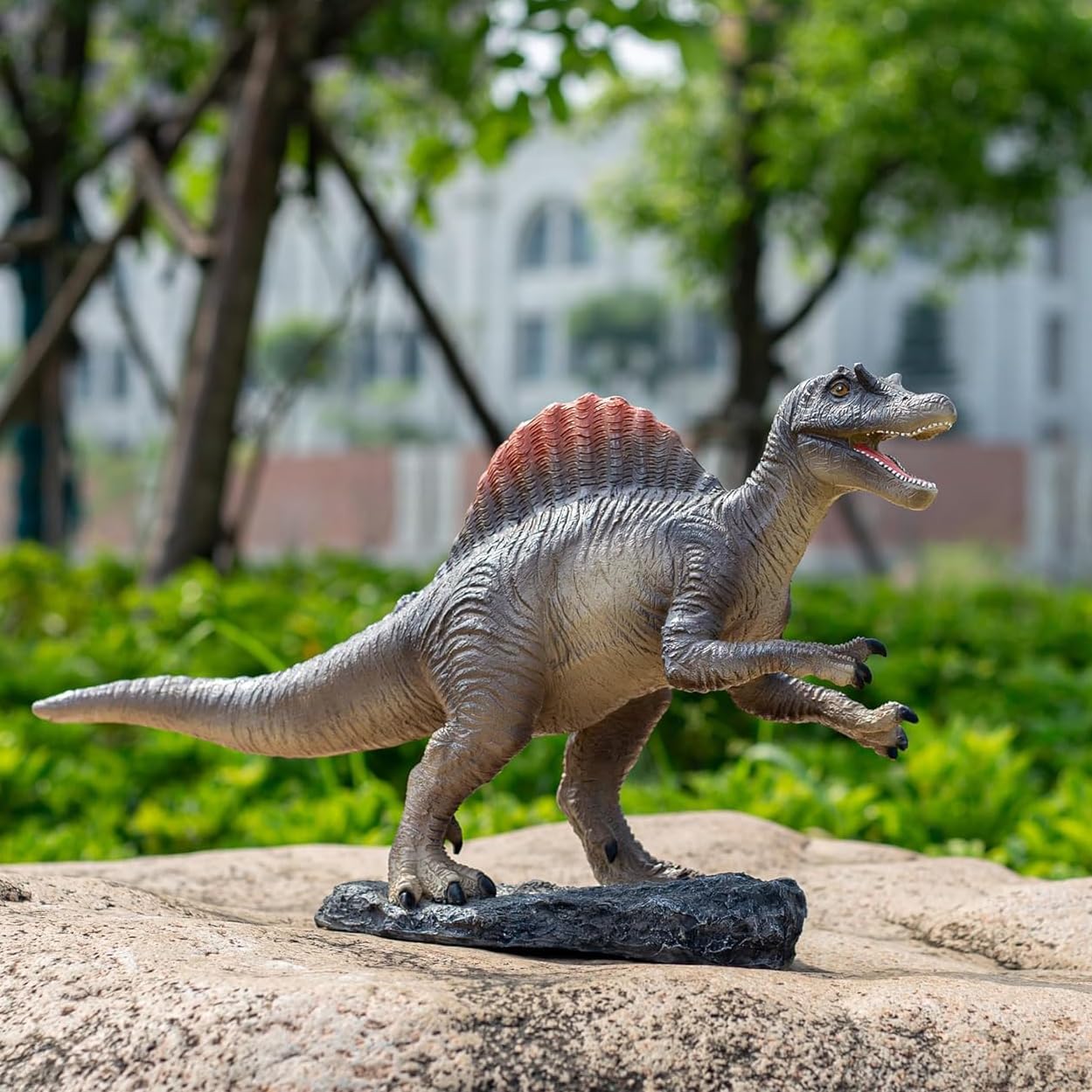 Lifelike Spinosaurus Statue – Outdoor Garden Decor, Yard Art & Lawn Ornament, Perfect Dinosaur Gift for Enthusiasts (Men/Women)