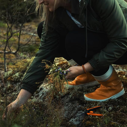 Fiskars 6" Pruning Scissors for Flower Stems, Herbs, Buds, and Small Plants, Garden Snips with Stainless Steel Blades, Gardening Trimmers with Comfortable Handle