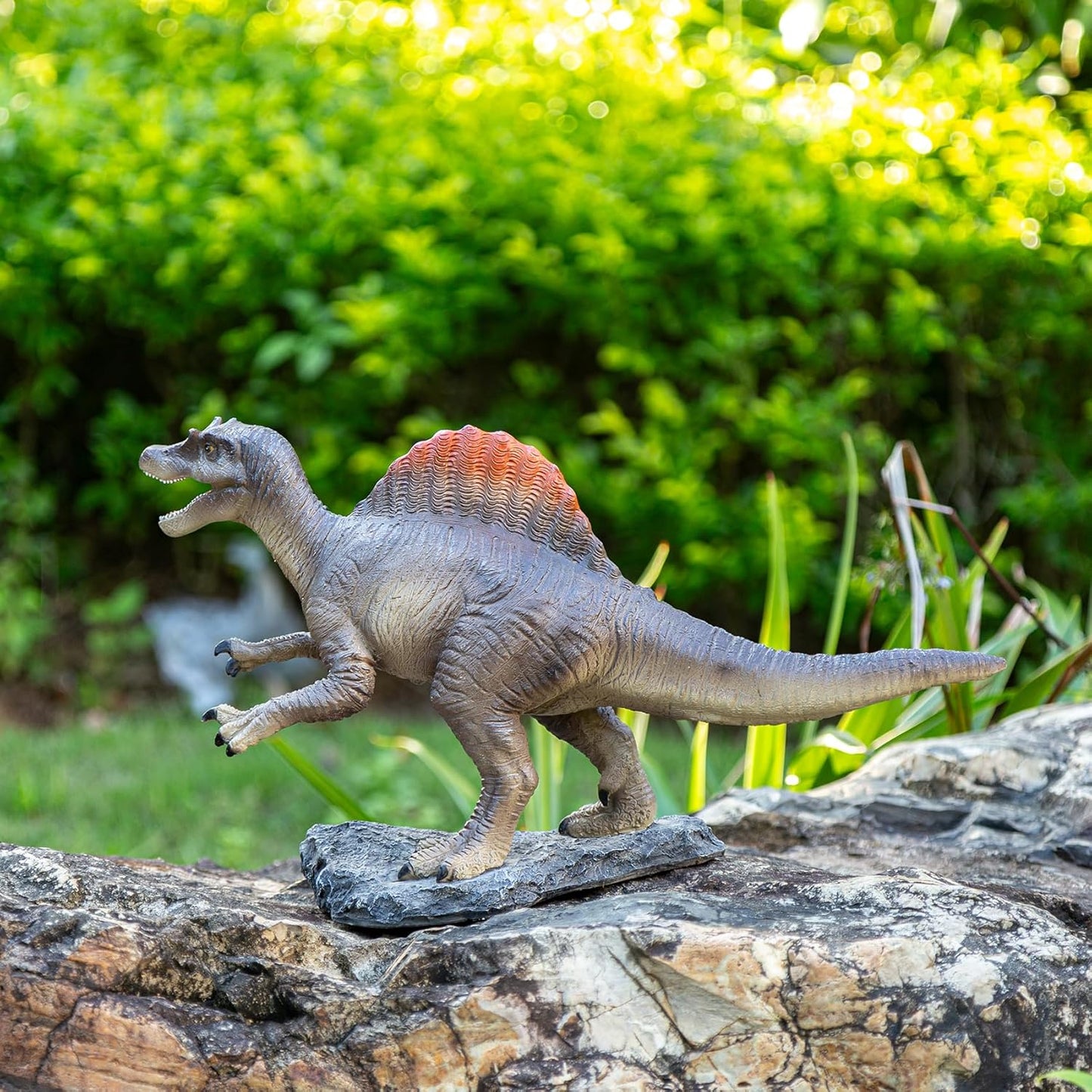 Lifelike Spinosaurus Statue – Outdoor Garden Decor, Yard Art & Lawn Ornament, Perfect Dinosaur Gift for Enthusiasts (Men/Women)