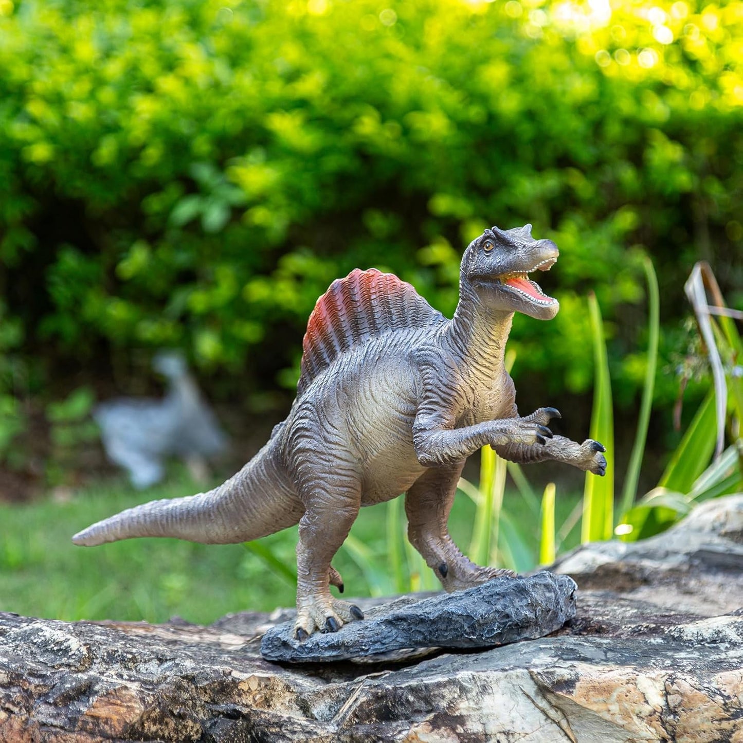 Lifelike Spinosaurus Statue – Outdoor Garden Decor, Yard Art & Lawn Ornament, Perfect Dinosaur Gift for Enthusiasts (Men/Women)