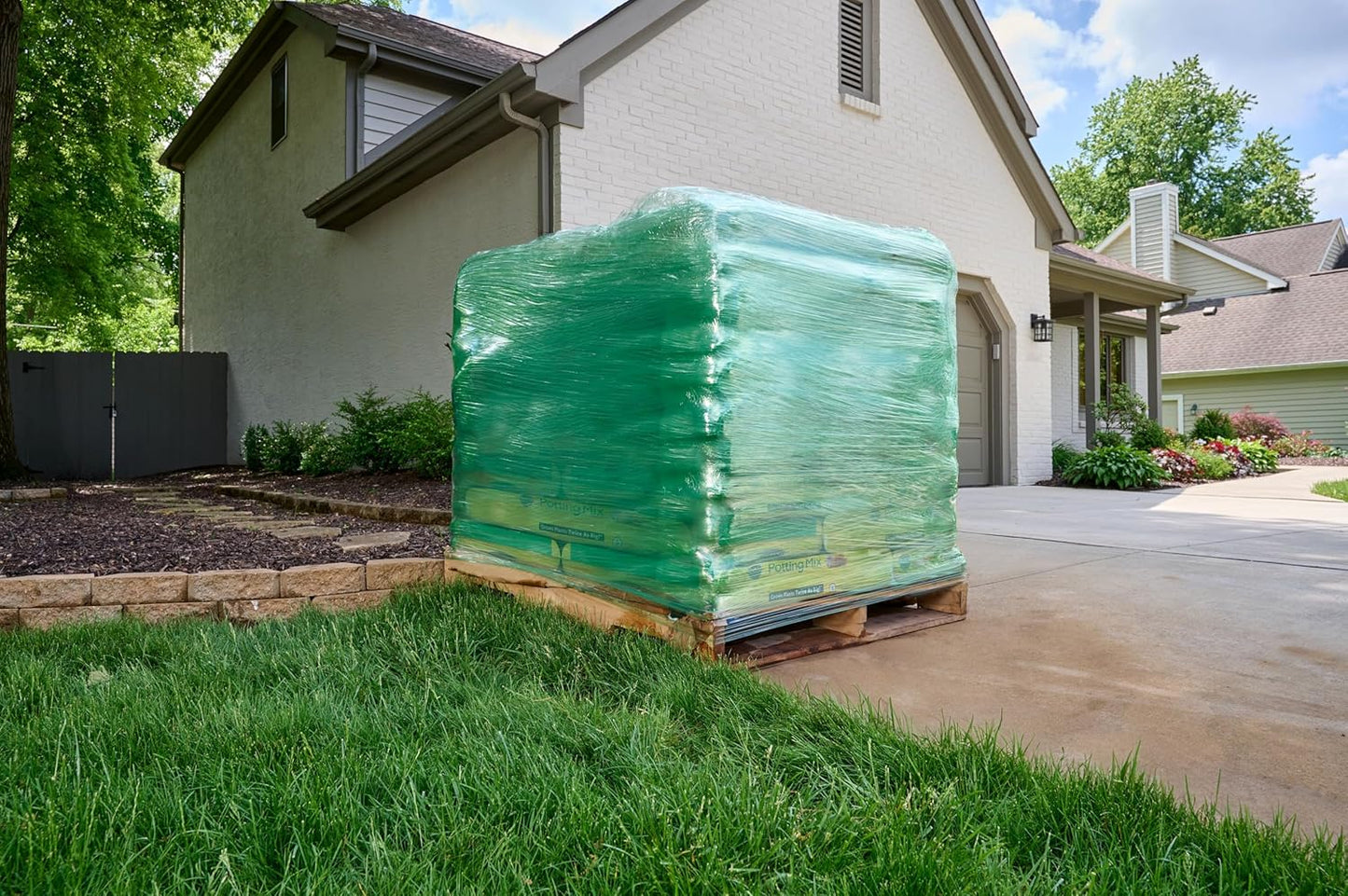 Miracle-Gro Potting Mix Bulk Pallet, for Container Plants, Flowers, Vegetables, Shrubs, Annuals, Perennials, 2 cu. ft. Bags, Pallet of 39