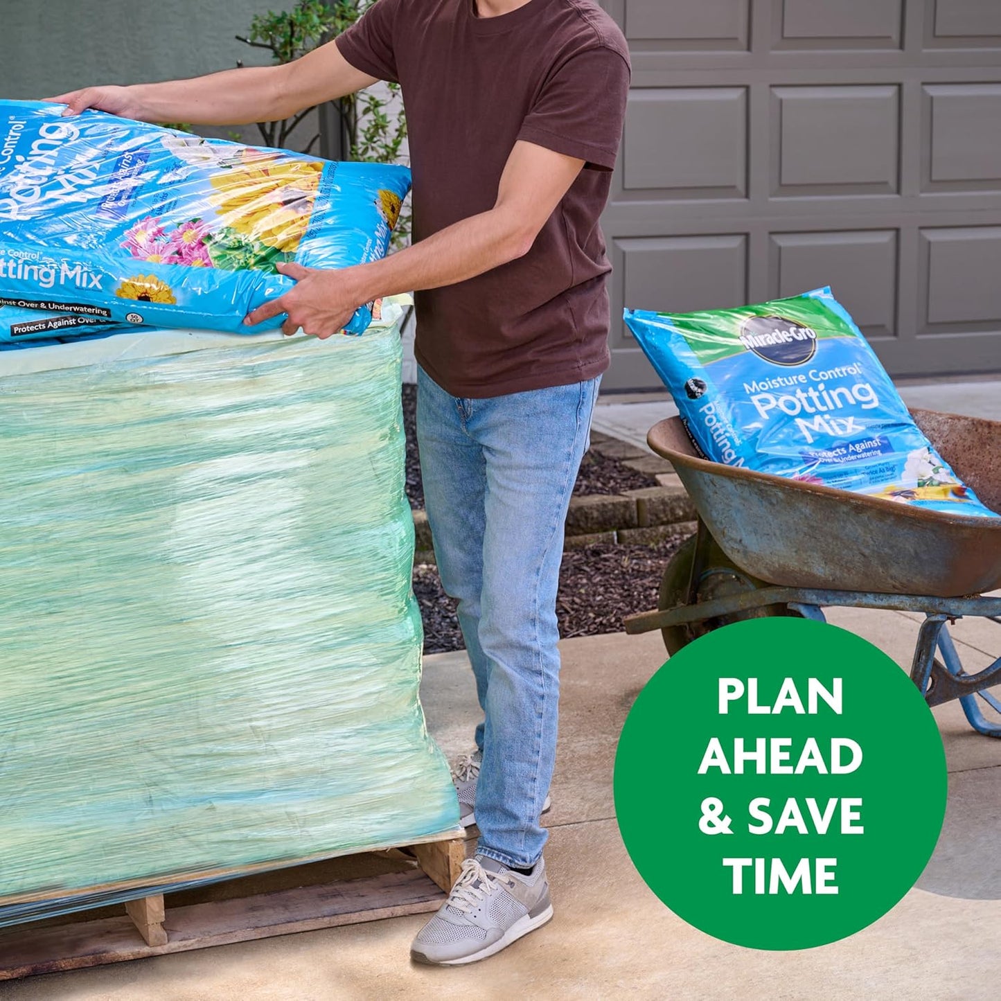 Miracle-Gro Moisture Control Potting Mix Bulk Pallet, for Container Plants, Protects Against Over and Under Watering, 2 cu. ft. Bags, Pallet of 39