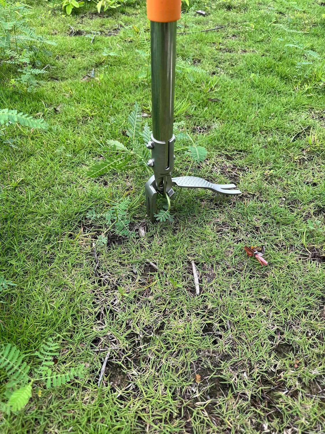 YYMIYU 52" Stand Up Weed Puller Tool – 4-Claw Stainless Steel Weeder with Grass-Pushing & Weed-Ejection Design – Heavy-Duty 0.8mm Steel Handle for Effortless Root Removal